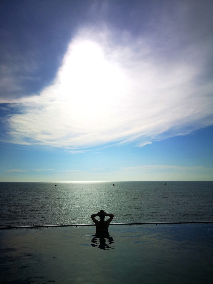Vue sereine de l'océan avec un ciel bleu et des nuages épars