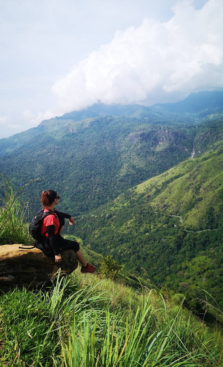 Personne profitant de la vue depuis le sommet d'une montagne