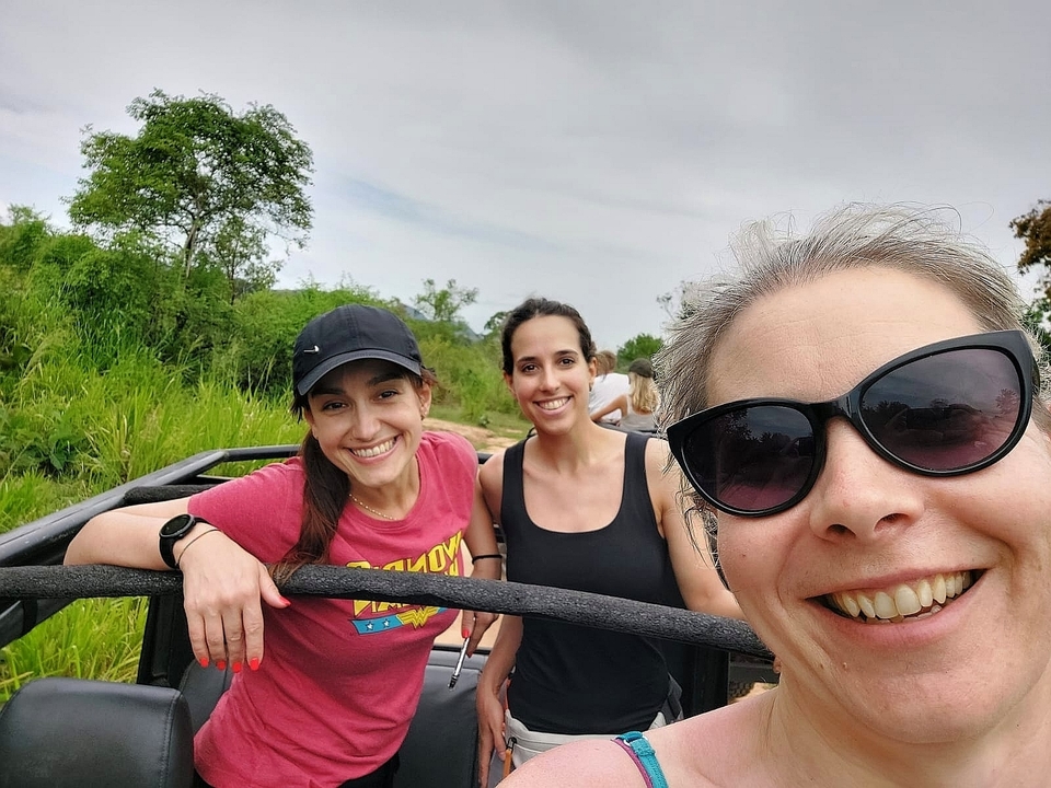 Groupe profitant d'un safari