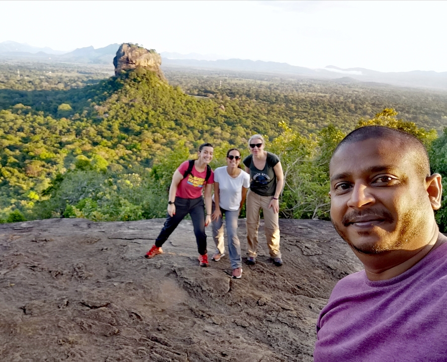 Photo de groupe avec une vue panoramique d'un affleurement rocheux