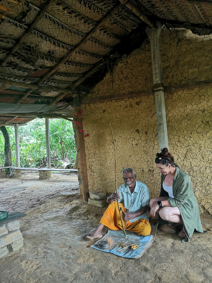 Deux personnes interagissant dans un cadre rustique avec des murs en argile