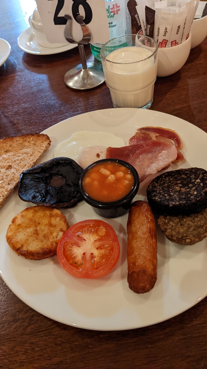 Petit-déjeuner irlandais traditionnel avec haricots, œuf et viandes.