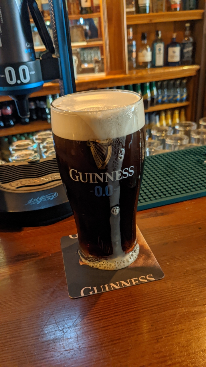 Un verre de Guinness dans un cadre de pub.