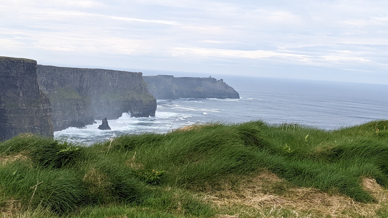 Falaises de Moher surplombant l'océan.
