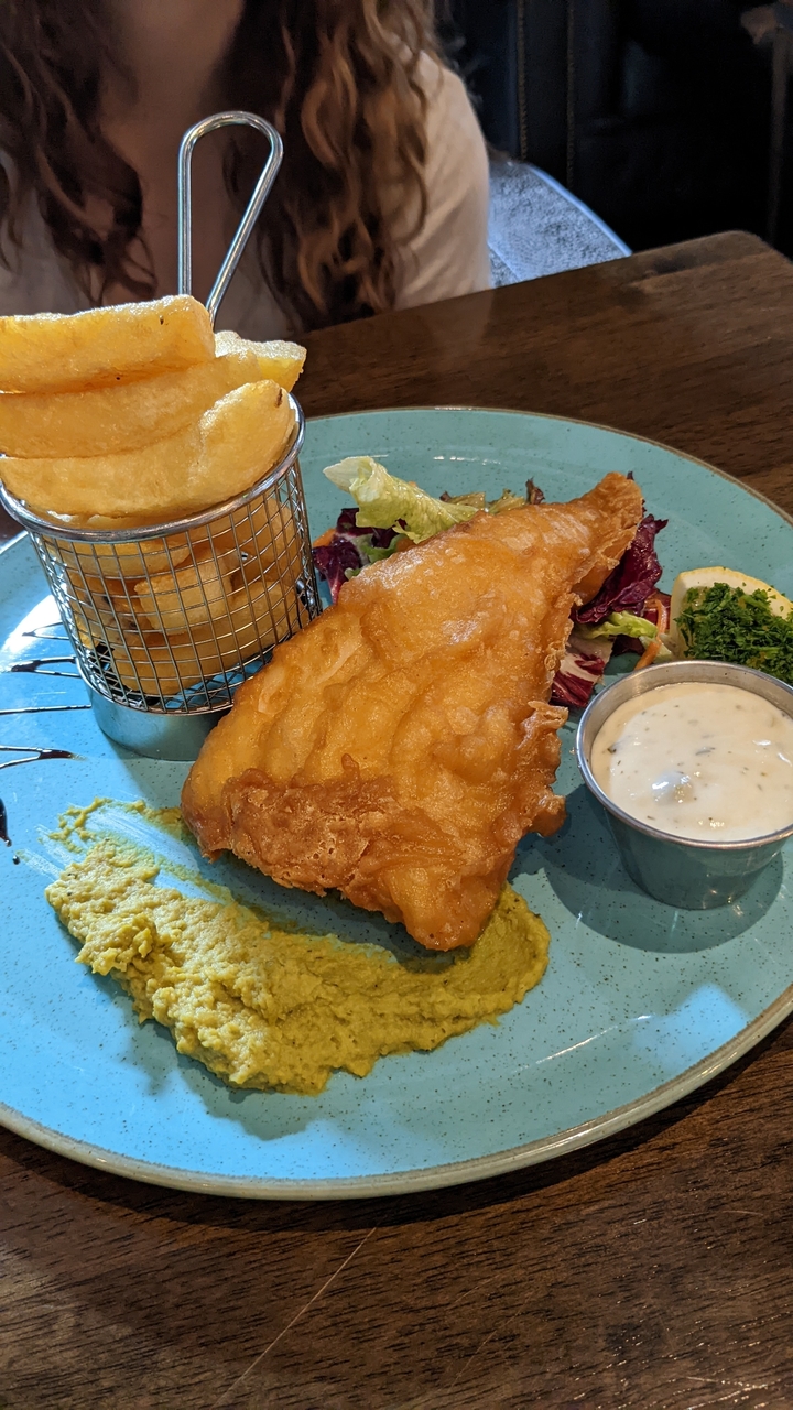 Assiette de fish and chips avec sauce tartare.