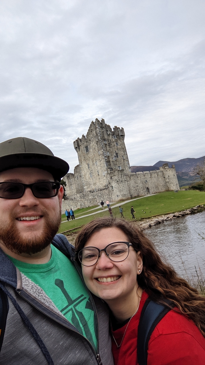 Des gens qui posent devant un château historique.