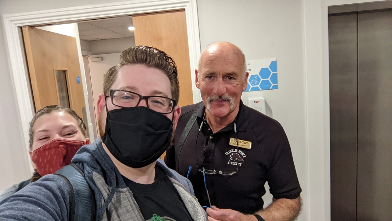 Photo de groupe avec trois voyageurs heureux à l'intérieur.