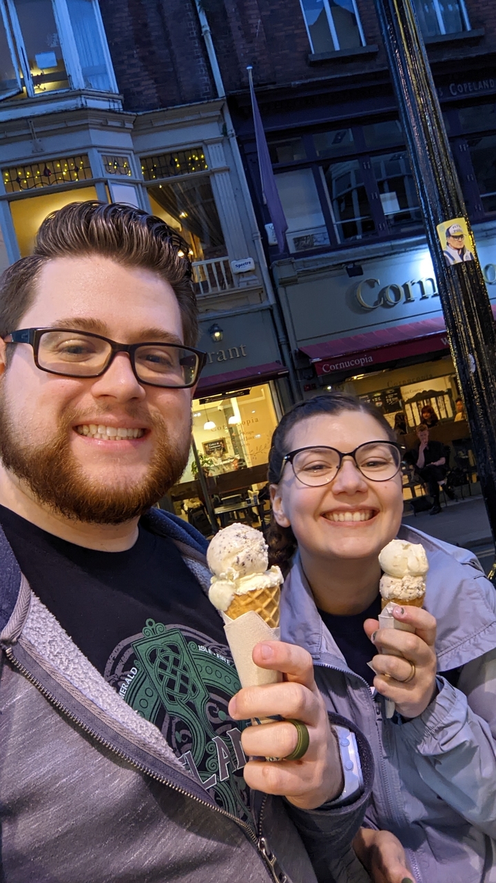 Deux personnes souriantes tenant des cornets de glace.