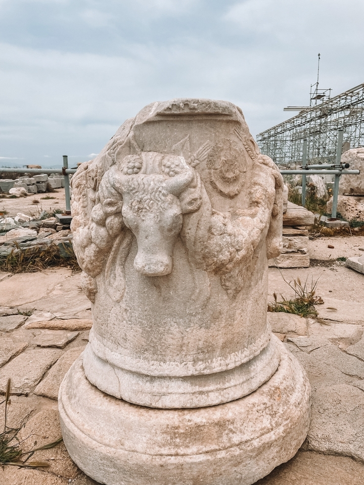 Sculpture détaillée sur un artefact en pierre.