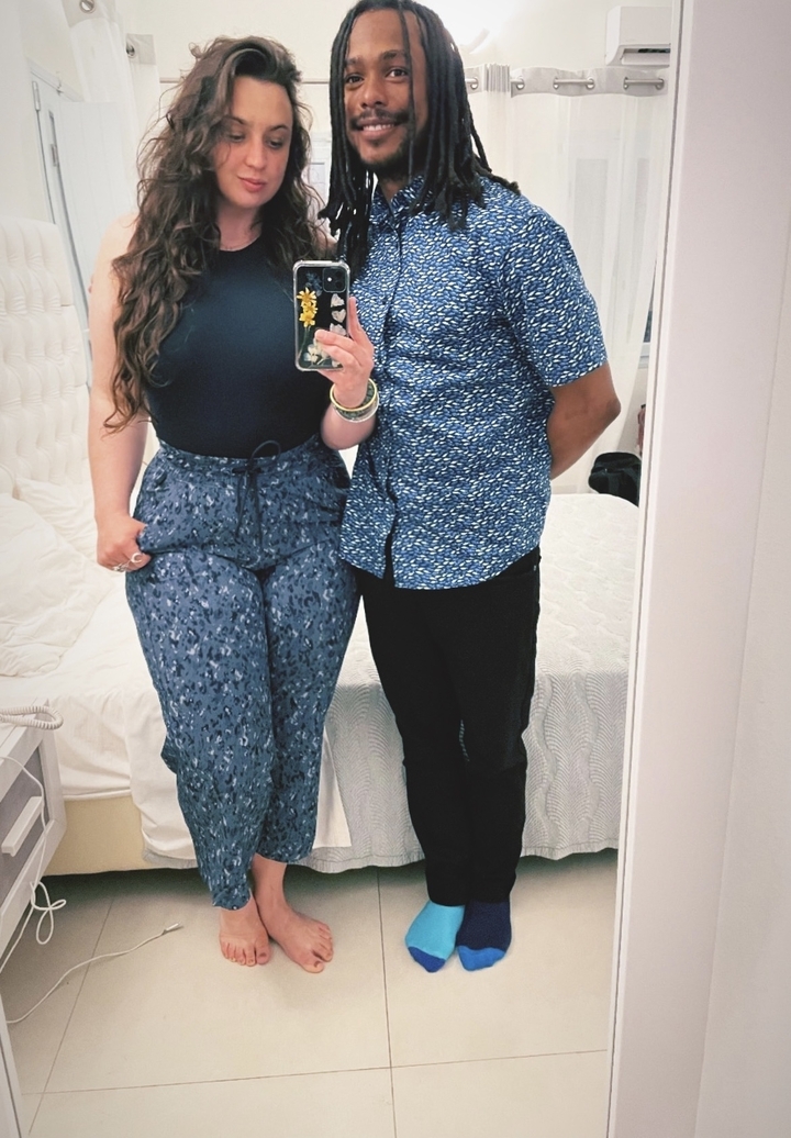 Couple prenant un selfie dans un miroir à l'intérieur.