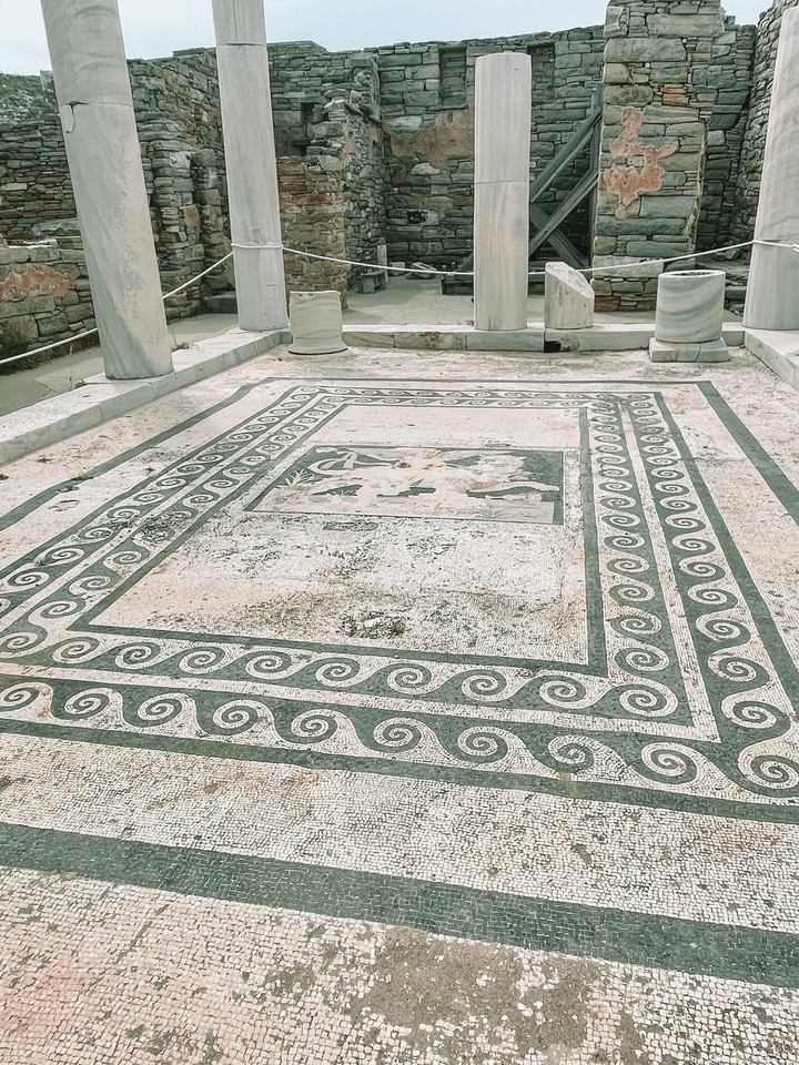 Mosaïque décorative sur un sol carrelé.