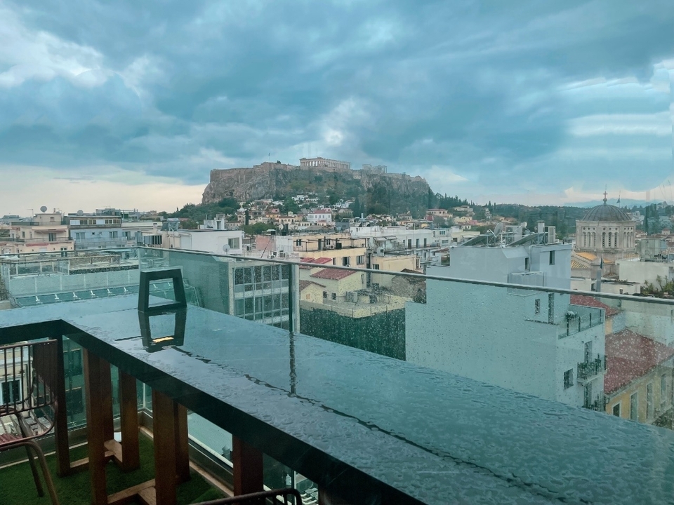 Vue nuageuse du paysage urbain d'Athènes avec l'Acropole.