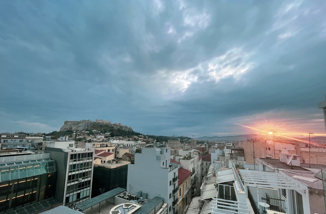 Coucher de soleil sur Athènes avec l'Acropole en vue.