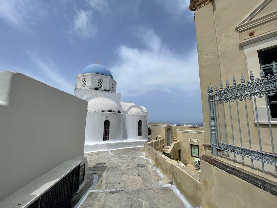 Bâtiment blanchi à la chaux avec un dôme bleu.