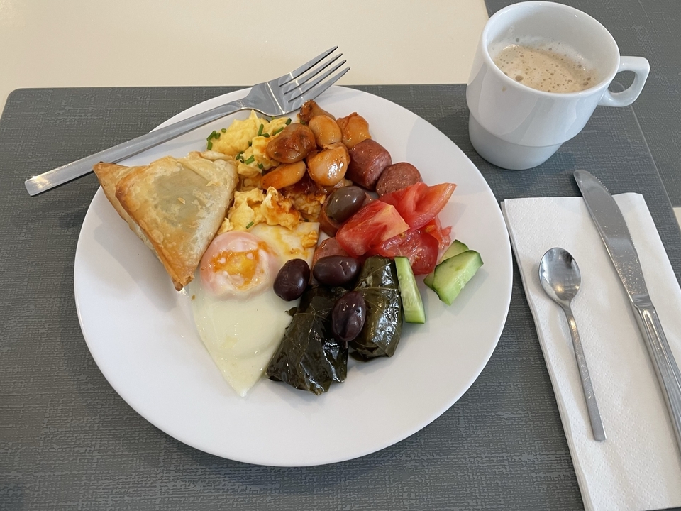 Assiette avec une variété d'aliments de petit-déjeuner.