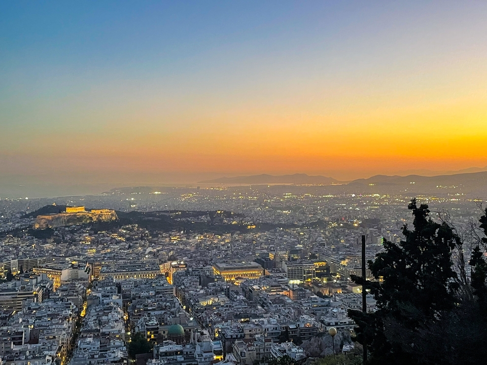 Vue panoramique d'Athènes avec l'Acropole et le paysage urbain au coucher du soleil.