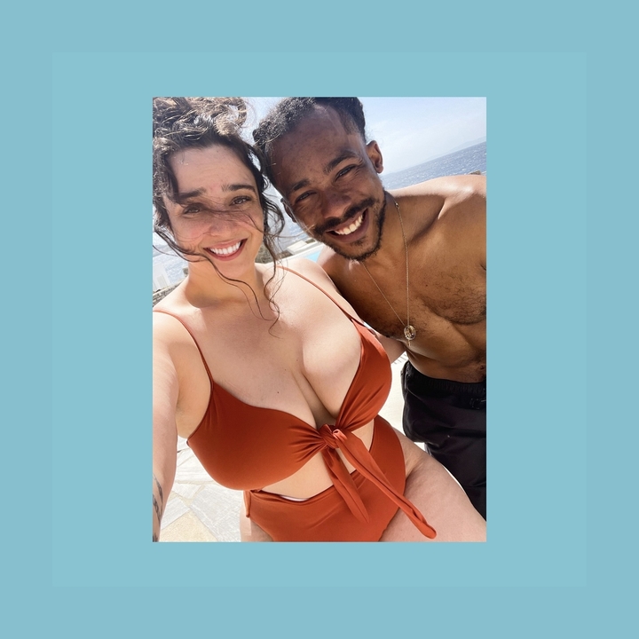 Deux personnes qui prennent un selfie à la plage.