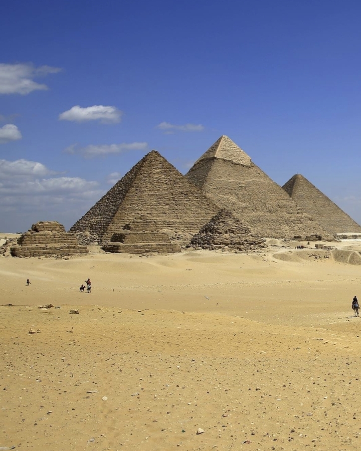 Pyramides de Gizeh dans le paysage désertique.