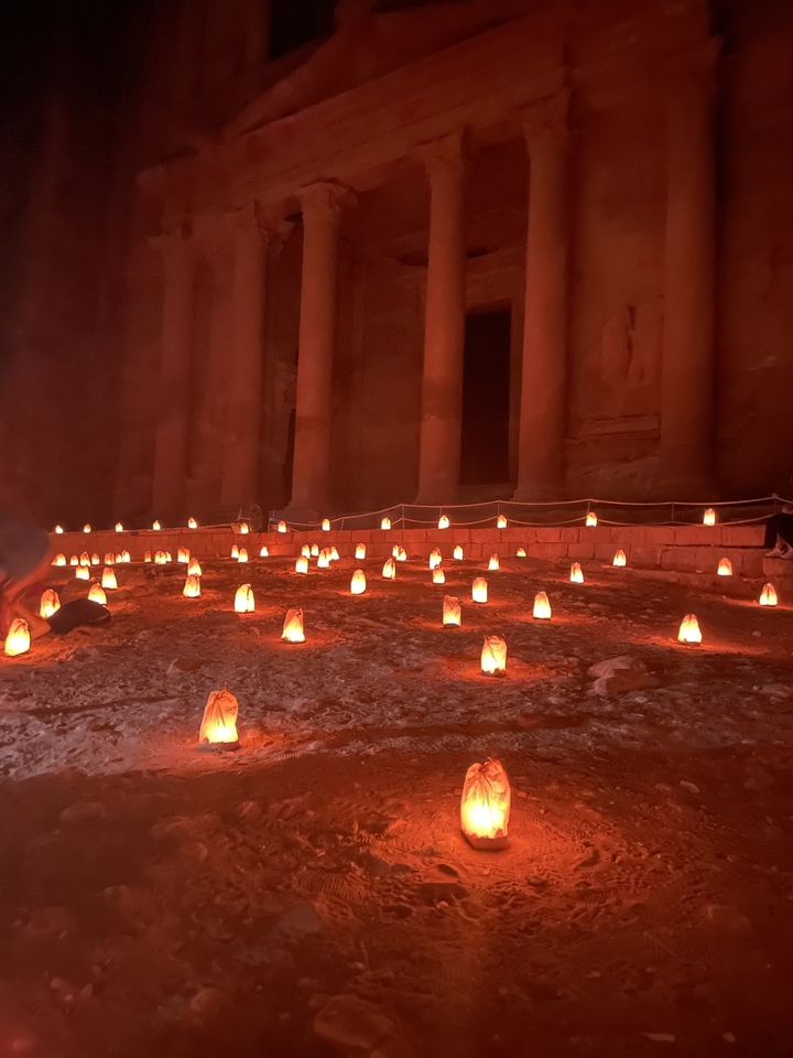 Ruines antiques éclairées aux chandelles créant une lueur chaleureuse et tamisée.