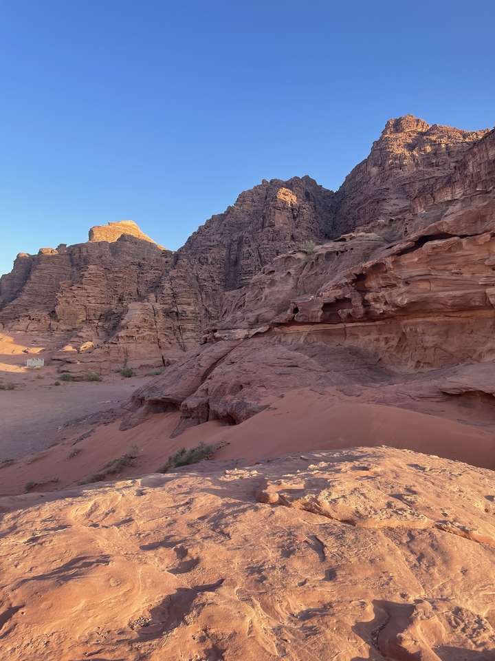 Une formation rocheuse spectaculaire dans un paysage désertique.