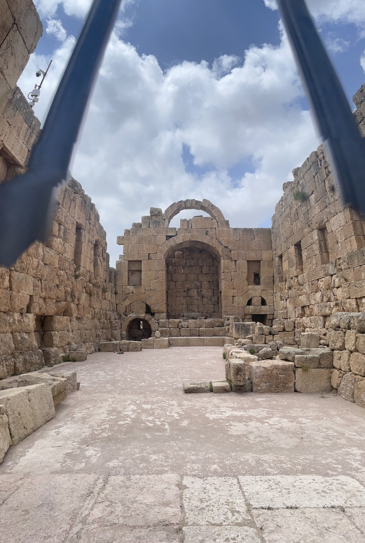 Un site archéologique en pierre ancien.