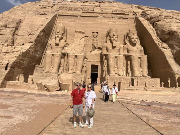 Des touristes devant les temples d'Abou Simbel avec de grandes statues.