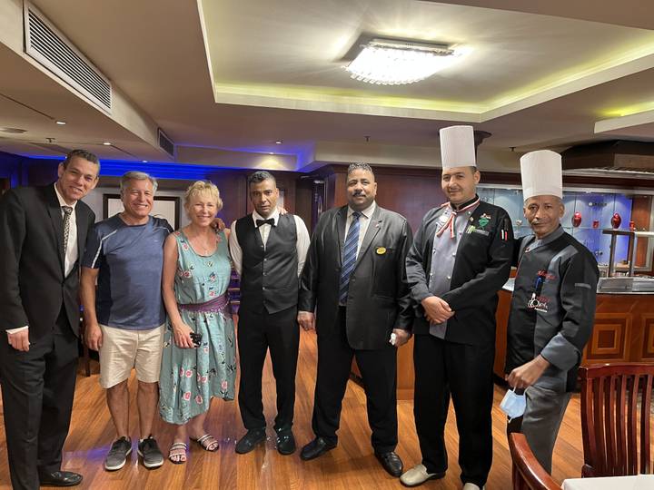 Photo de groupe avec le personnel de l'hôtel dans un cadre formel.