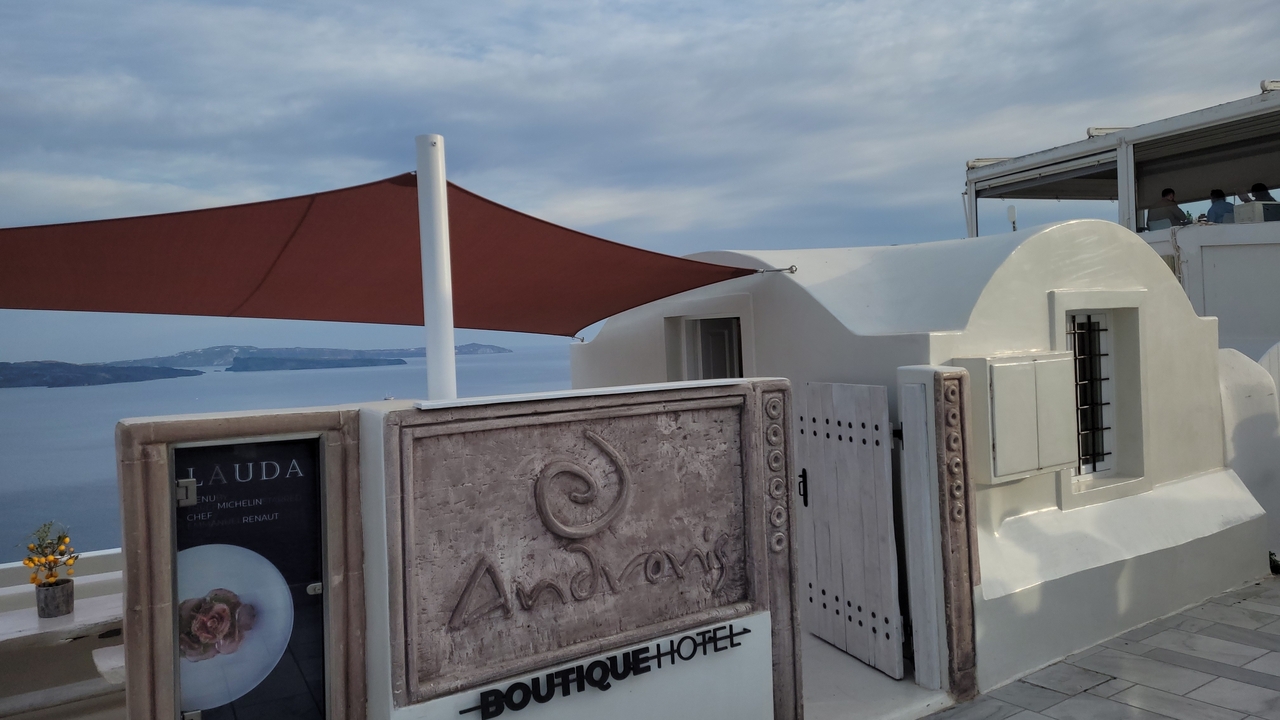 Une entrée avec signalisation et vue sur la mer en arrière-plan.