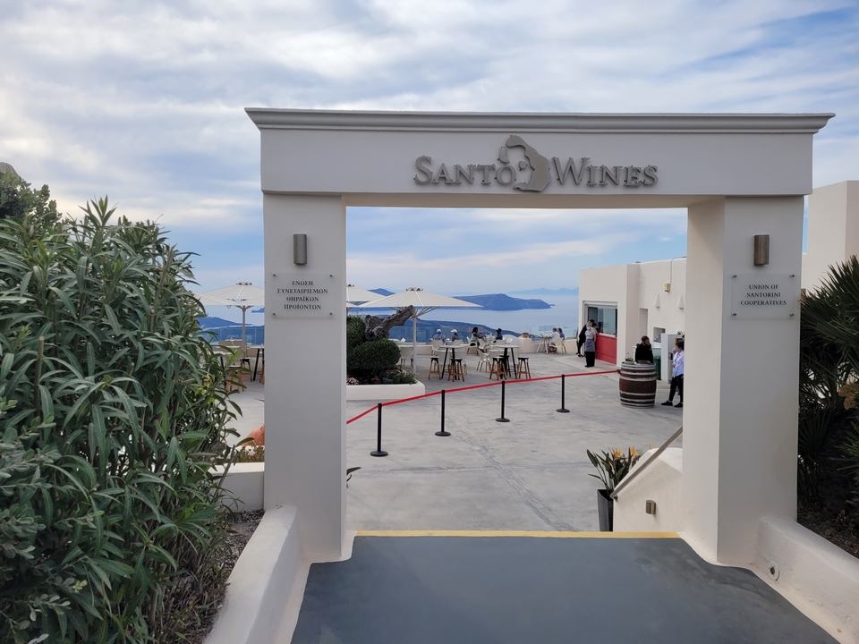 Entrée de Santo Wines avec des tables donnant sur la mer.