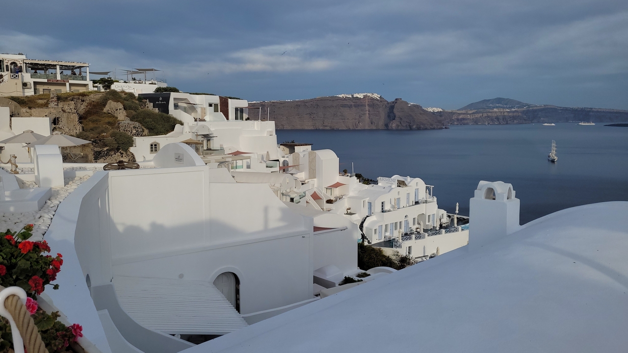 Bâtiments blancs avec vue sur la mer à Santorin.