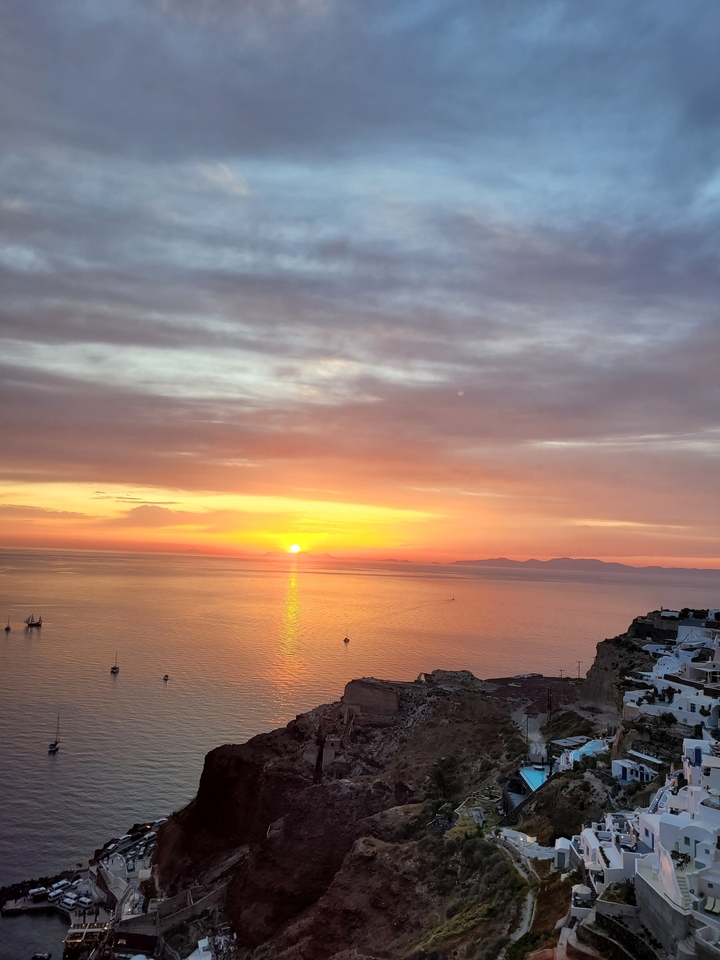 Magnifique coucher de soleil sur la mer avec des îles lointaines visibles.