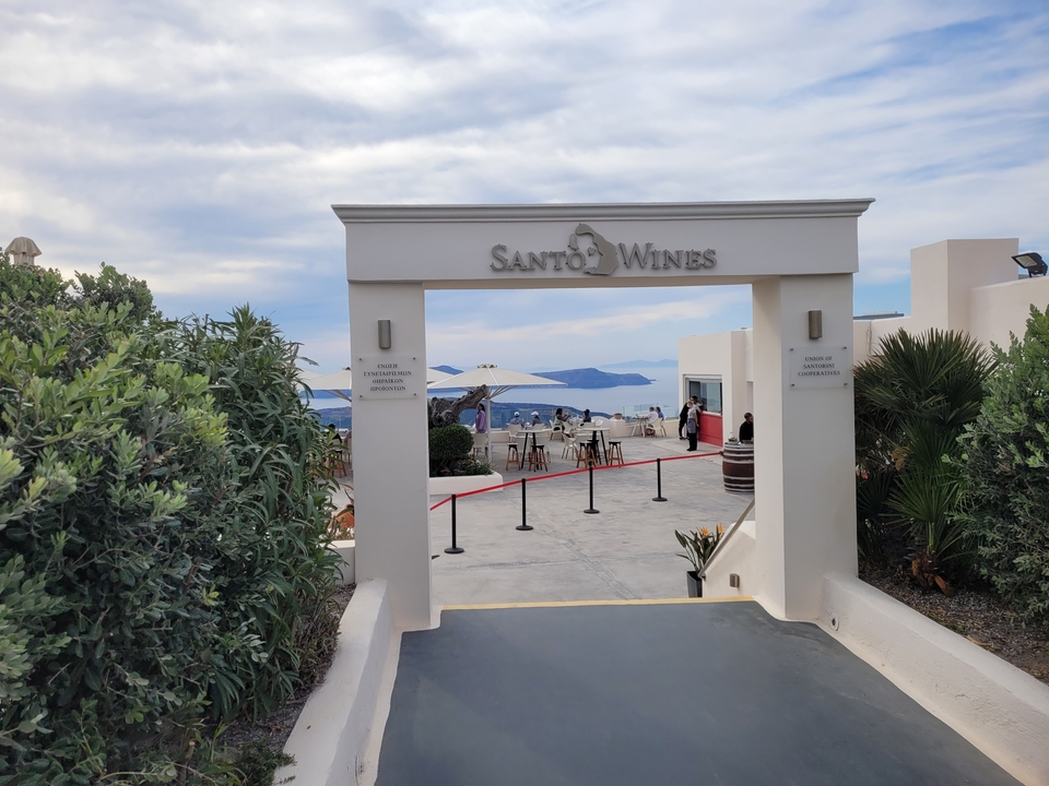 Une terrasse avec vue sur la mer chez Santo Wines.