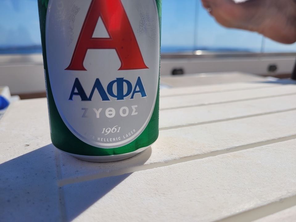 Gros plan d'une canette de bière avec du texte grec.