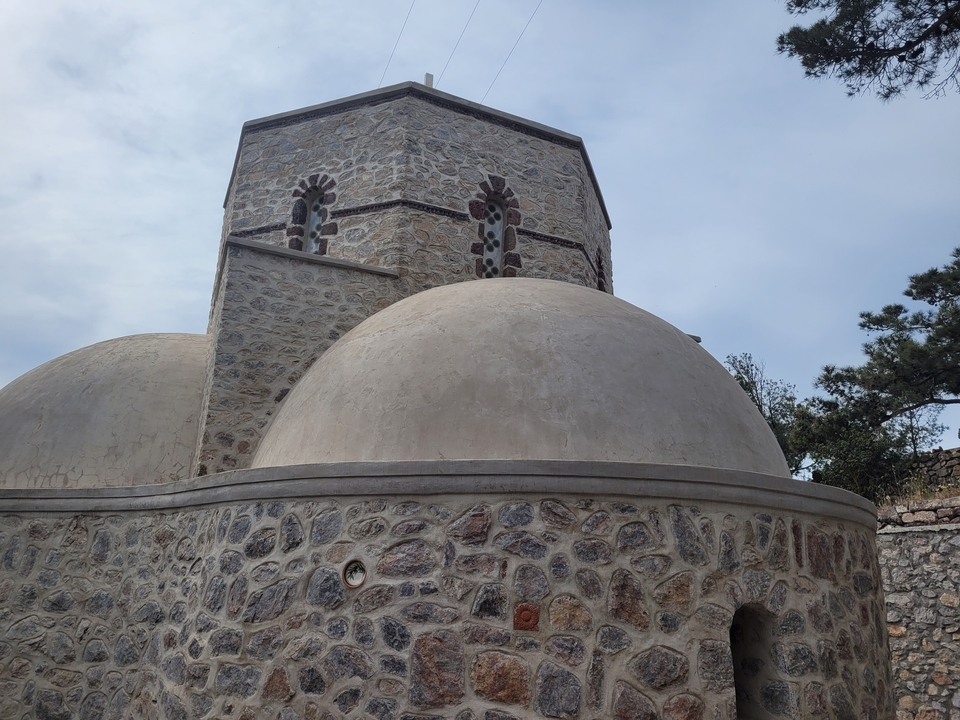 Vue rapprochée d'un bâtiment en pierre avec un toit en dôme.