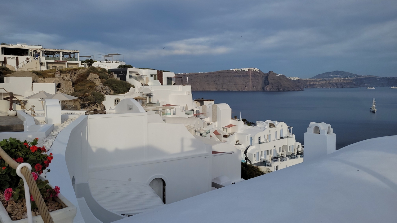 Bâtiments blancs surplombant la mer à Santorin.
