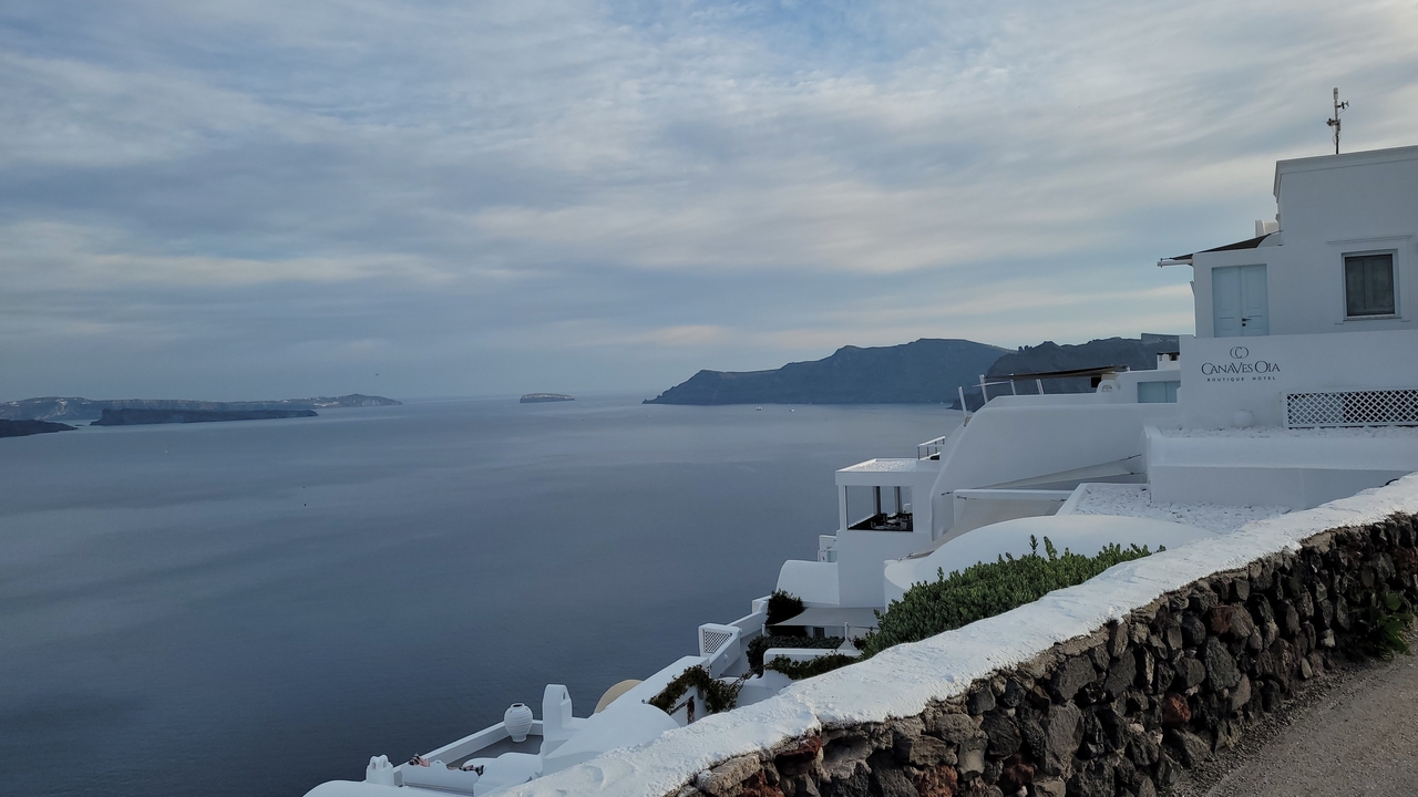 Des bâtiments sur une falaise avec vue sur l'océan.
