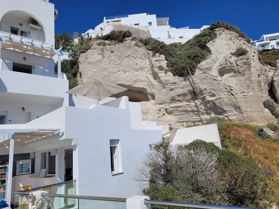Architecture de falaise sous un ciel bleu.