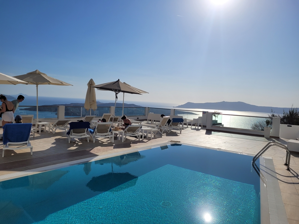 Des gens qui se détendent au bord de la piscine avec vue sur l'océan.