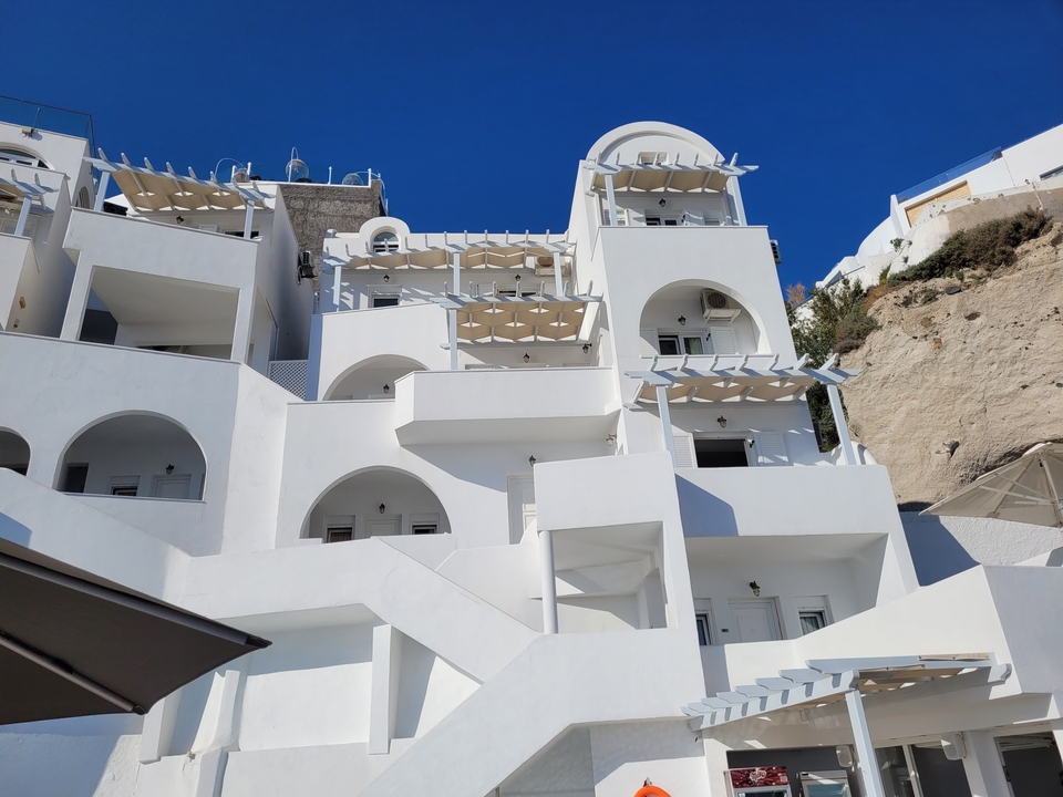 Bâtiments blancs avec un ciel bleu, typiques de l'architecture des îles grecques.