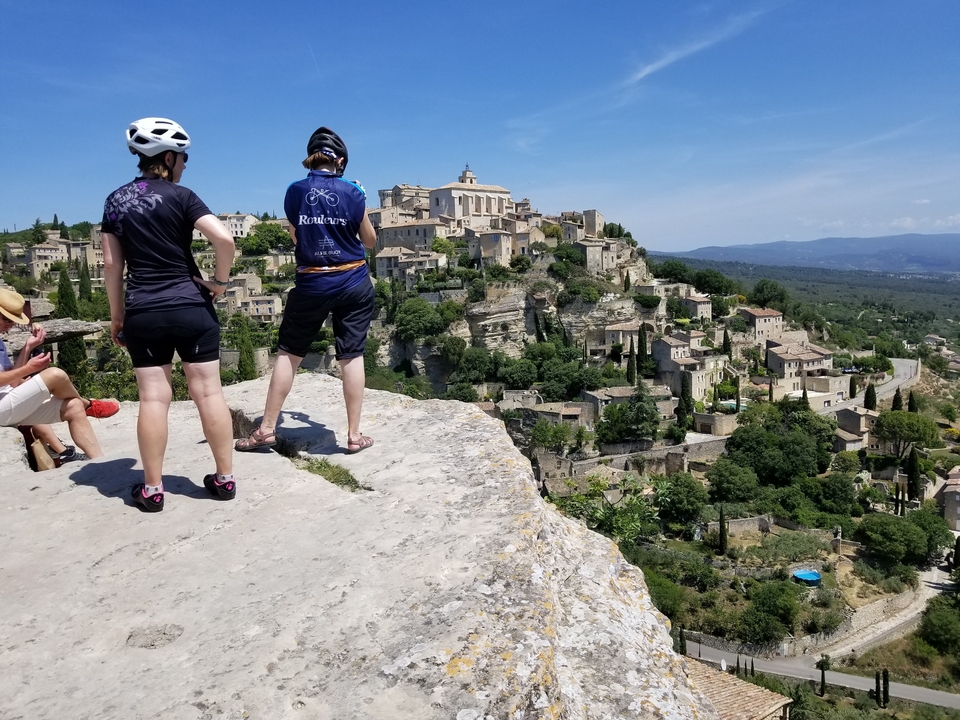 Deux cyclistes surplombant le village de Gordes.