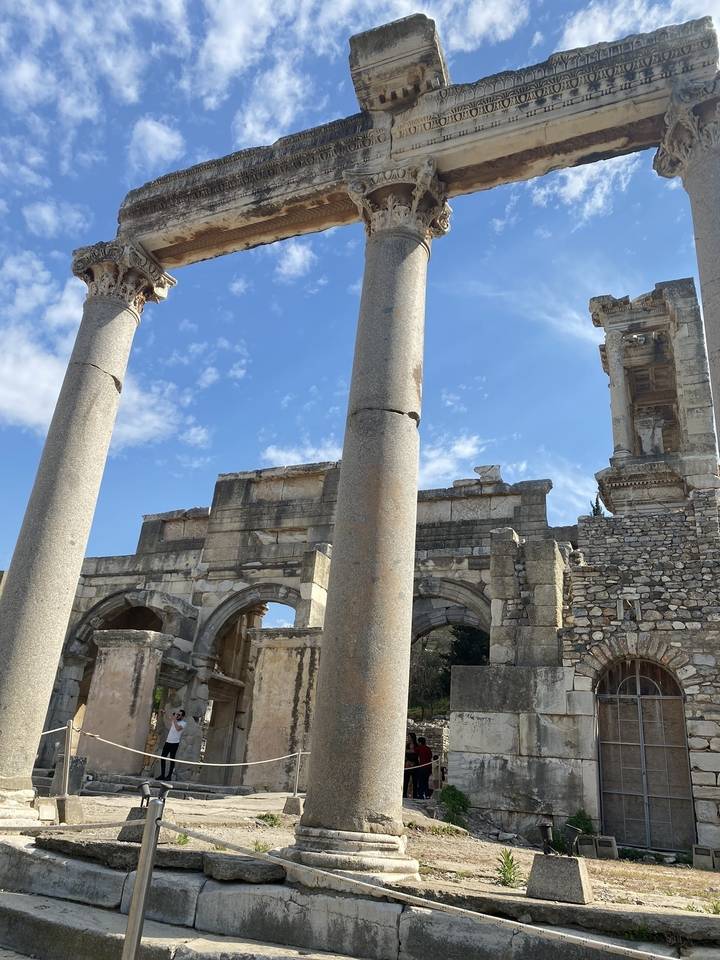 Ruines romaines antiques avec colonnes et arcs.