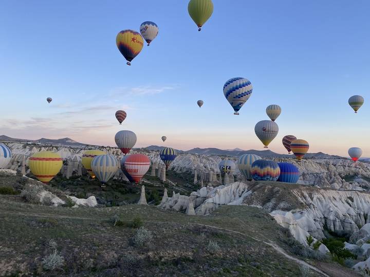 Des montgolfières volant au-dessus du paysage unique de la Cappadoce.