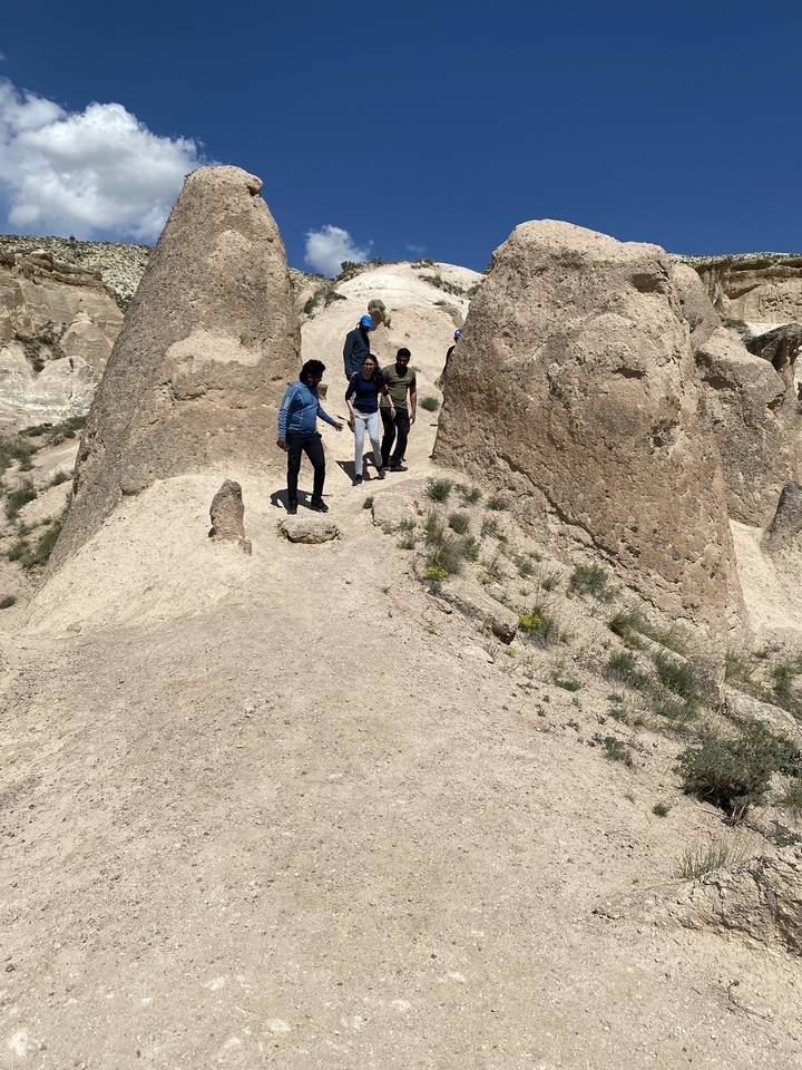 Des gens marchant à travers des formations rocheuses en Cappadoce.