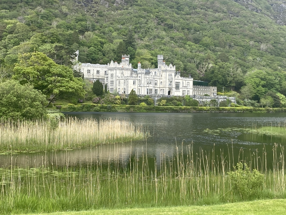 Château historique au bord d'un lac tranquille.