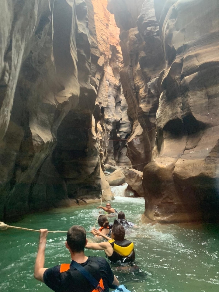 Étroit canyon avec de l'eau qui s'écoule à travers.