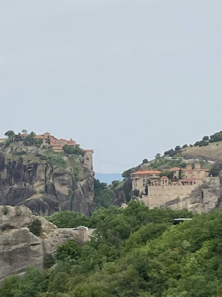 Vue éloignée de monastères sur des falaises rocheuses.