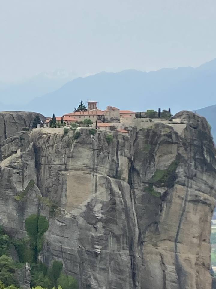 Vue de monastères anciens sur des falaises rocheuses.