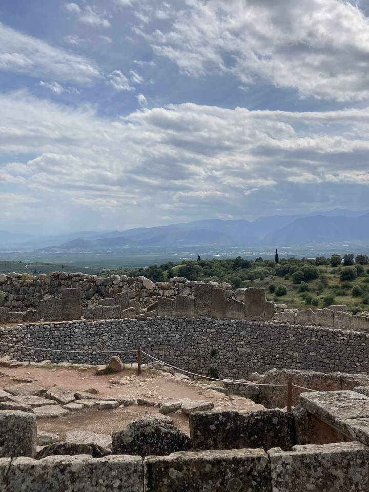 Ruines d'une ancienne structure en pierre avec vue sur des paysages lointains.