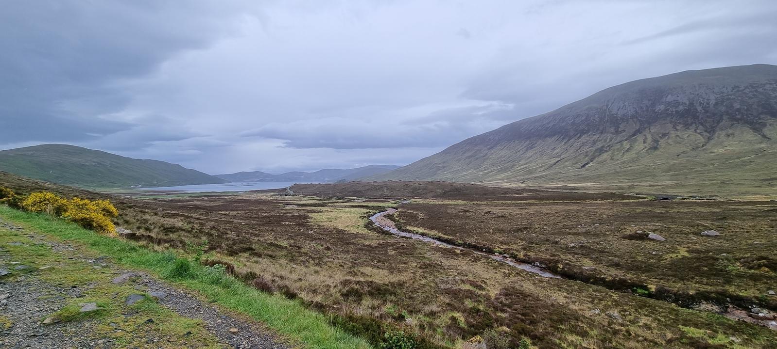 Paysage pittoresque avec une rivière et des collines ondulantes.