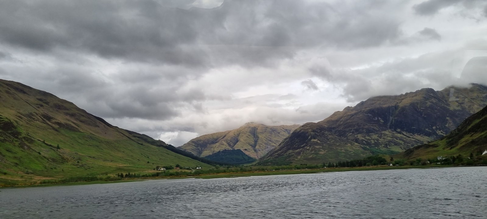 Paysage de montagne avec une grande étendue d'eau.